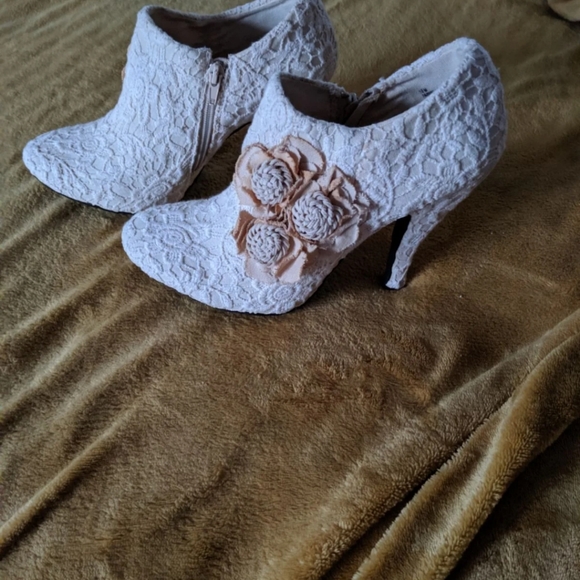 Ladies cream lace shoe booties - Picture 4 of 6
